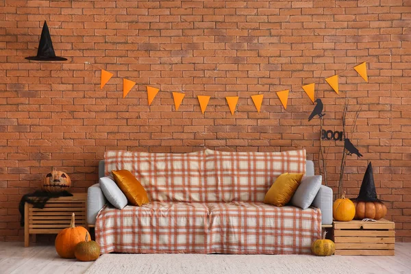 Innenraum Des Halloween Dekorierten Wohnzimmers Mit Sofa Und Kürbissen — Stockfoto