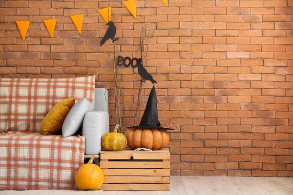 Innenraum Des Halloween Dekorierten Wohnzimmers Mit Sofa Schachtel Und Kürbissen — Stockfoto