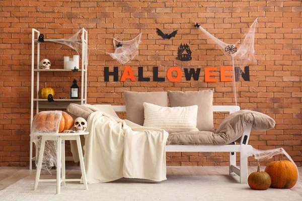 Innenraum Des Halloween Dekorierten Wohnzimmers Mit Couch Und Regal — Stockfoto