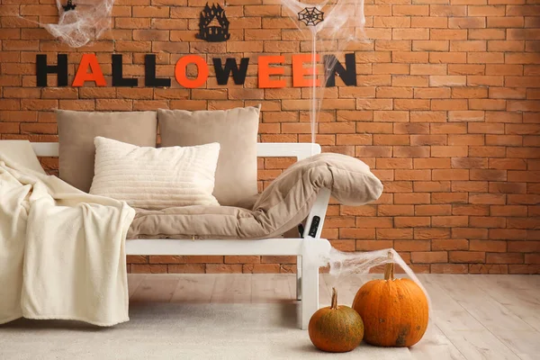 Innenraum Des Wohnzimmers Halloween Mit Couch Und Kürbissen Dekoriert — Stockfoto