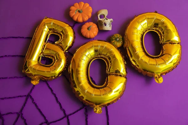 Word Boo Wykonane Balonów Wystrojem Halloween Fioletowym Tle — Zdjęcie stockowe