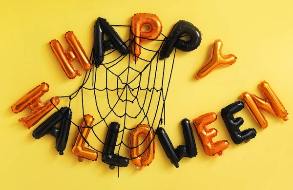 Tekst Happy Halloween Balonów Pajęczyną Żółtym Tle — Zdjęcie stockowe