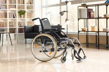 Ev kütüphanesinde modern tekerlekli sandalye