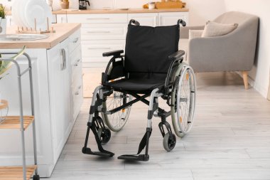 Modern boş tekerlekli sandalye mutfakta.