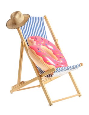 Güverte sandalyesi, şapka ve beyaz arka planda şişirilebilir yüzük.