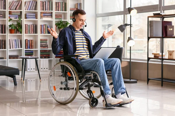 坐在轮椅上的年轻人在家里用笔记本电脑 — 图库照片
