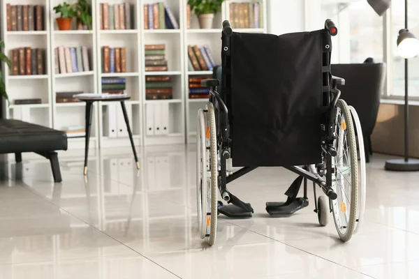 Современное Инвалидное Кресло Домашней Библиотеке — стоковое фото