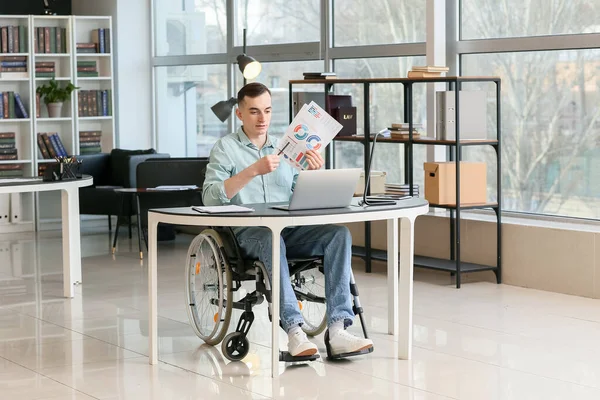 Joven Silla Ruedas Trabajando Oficina — Foto de Stock