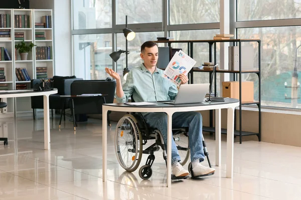 Młody Mężczyzna Wózku Inwalidzkim Pracuje Biurze — Zdjęcie stockowe
