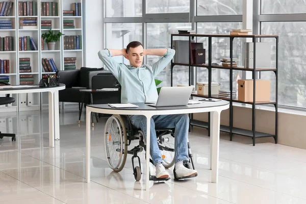 Młody Mężczyzna Wózku Inwalidzkim Odpoczywający Miejscu Pracy — Zdjęcie stockowe