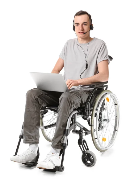 坐在轮椅上 膝上型电脑被白色隔离的年轻人 — 图库照片