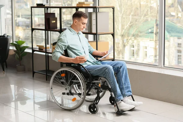 Giovane Con Disabilità Fisica Che Lavora Ufficio — Foto Stock
