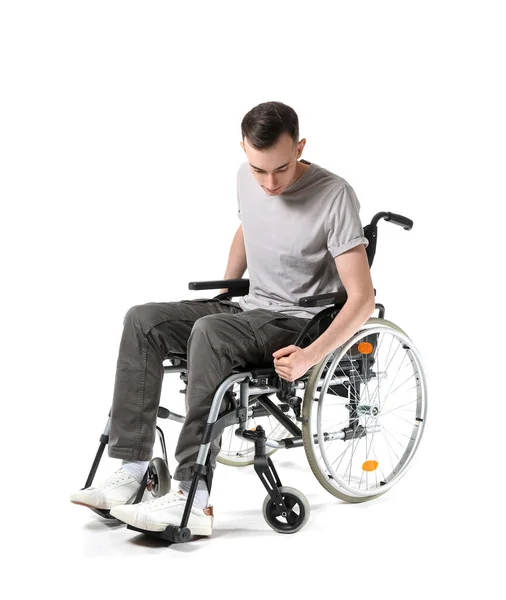 Młody Mężczyzna Wózku Inwalidzkim Odizolowany Białym — Zdjęcie stockowe