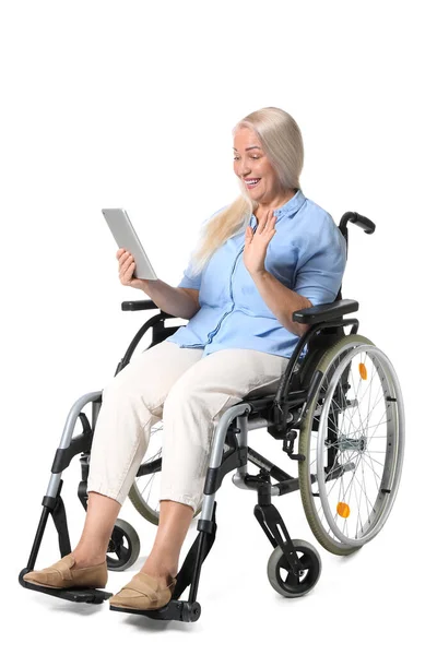 Ώριμη Γυναίκα Αναπηρική Καρέκλα Και Δισκίο Απομονωμένο Λευκό — Φωτογραφία Αρχείου