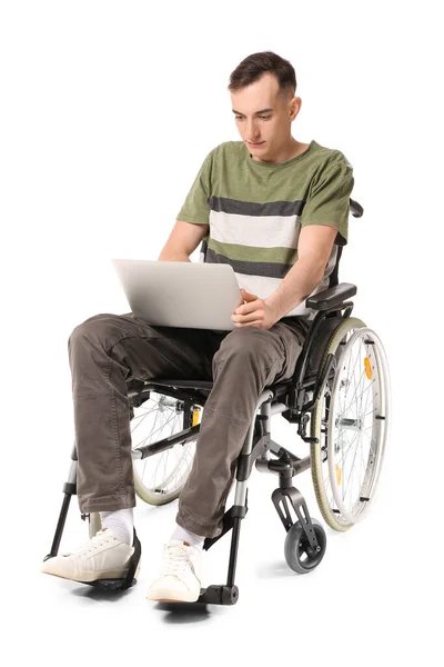 Tekerlekli Sandalyedeki Genç Dizüstü Bilgisayarı Beyaz — Stok fotoğraf