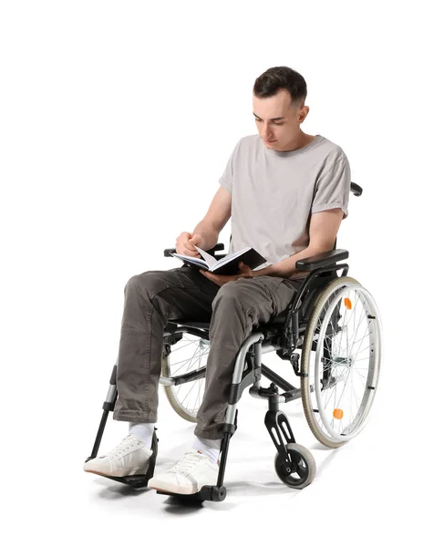 Młody Człowiek Wózku Inwalidzkim Czyta Książkę Odizolowany Białym — Zdjęcie stockowe