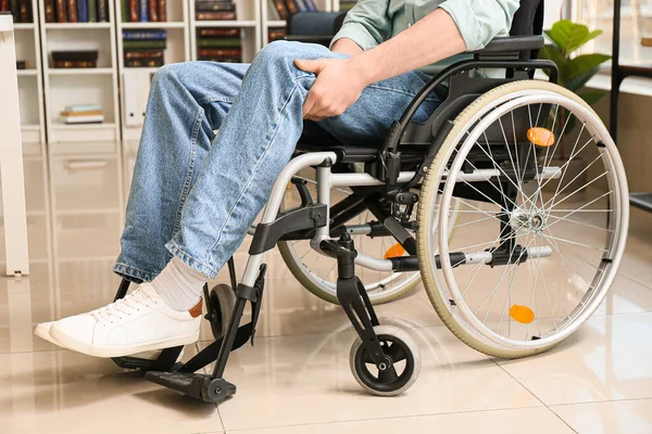 Tekerlekli Sandalye Evde Genç Adam — Stok fotoğraf