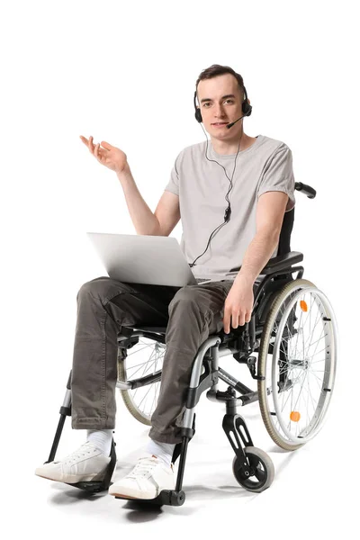 Junger Mann Rollstuhl Und Mit Laptop Isoliert Auf Weiß — Stockfoto