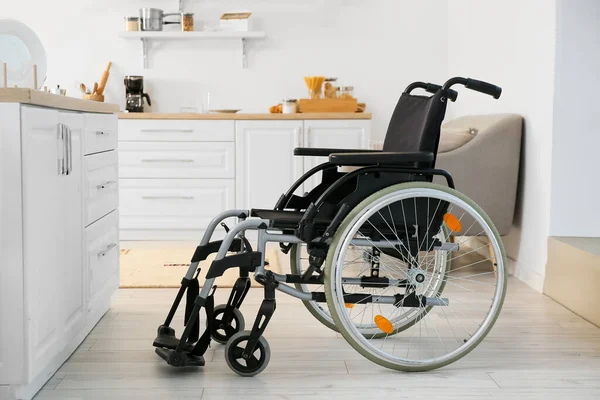 Современное Пустое Инвалидное Кресло Кухне — стоковое фото