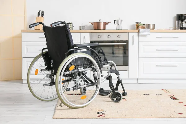 Современное Пустое Инвалидное Кресло Кухне — стоковое фото