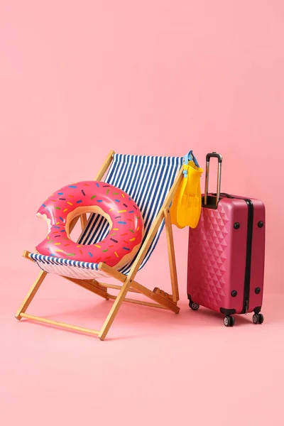 Liegestuhl Koffer Und Strandaccessoires Auf Rosa Hintergrund — Stockfoto