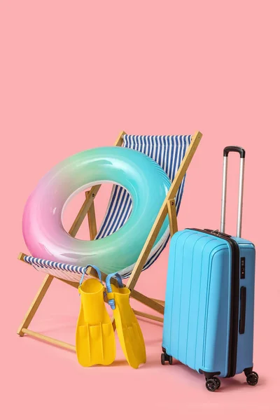 Deck Chair Suitcase Beach Accessories Pink Background — Stock Photo, Image