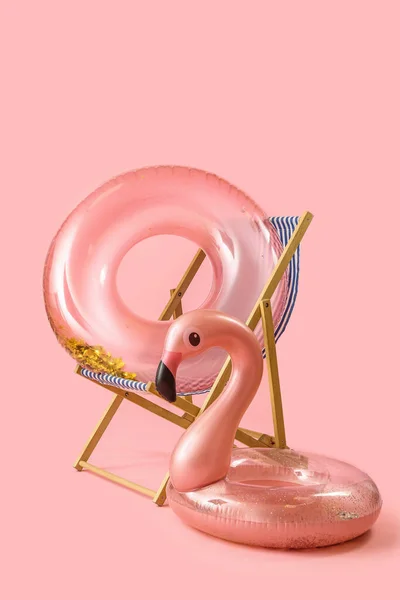 粉红色背景的海滩甲板椅和充气环 — 图库照片