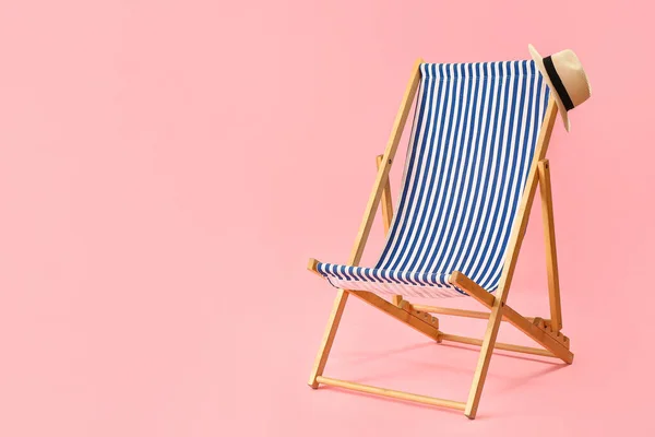 해변의 의자와 분홍빛 배경에 그려진 — 스톡 사진
