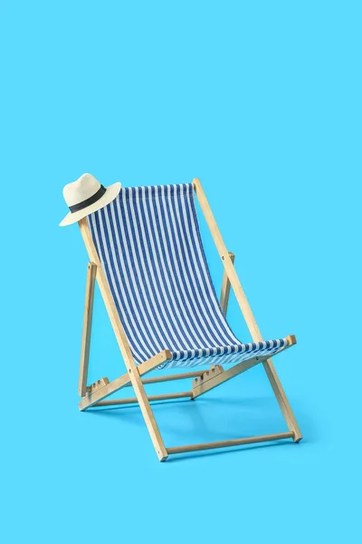 Beach Deck Chair Hat Light Blue Background — Stock Photo, Image