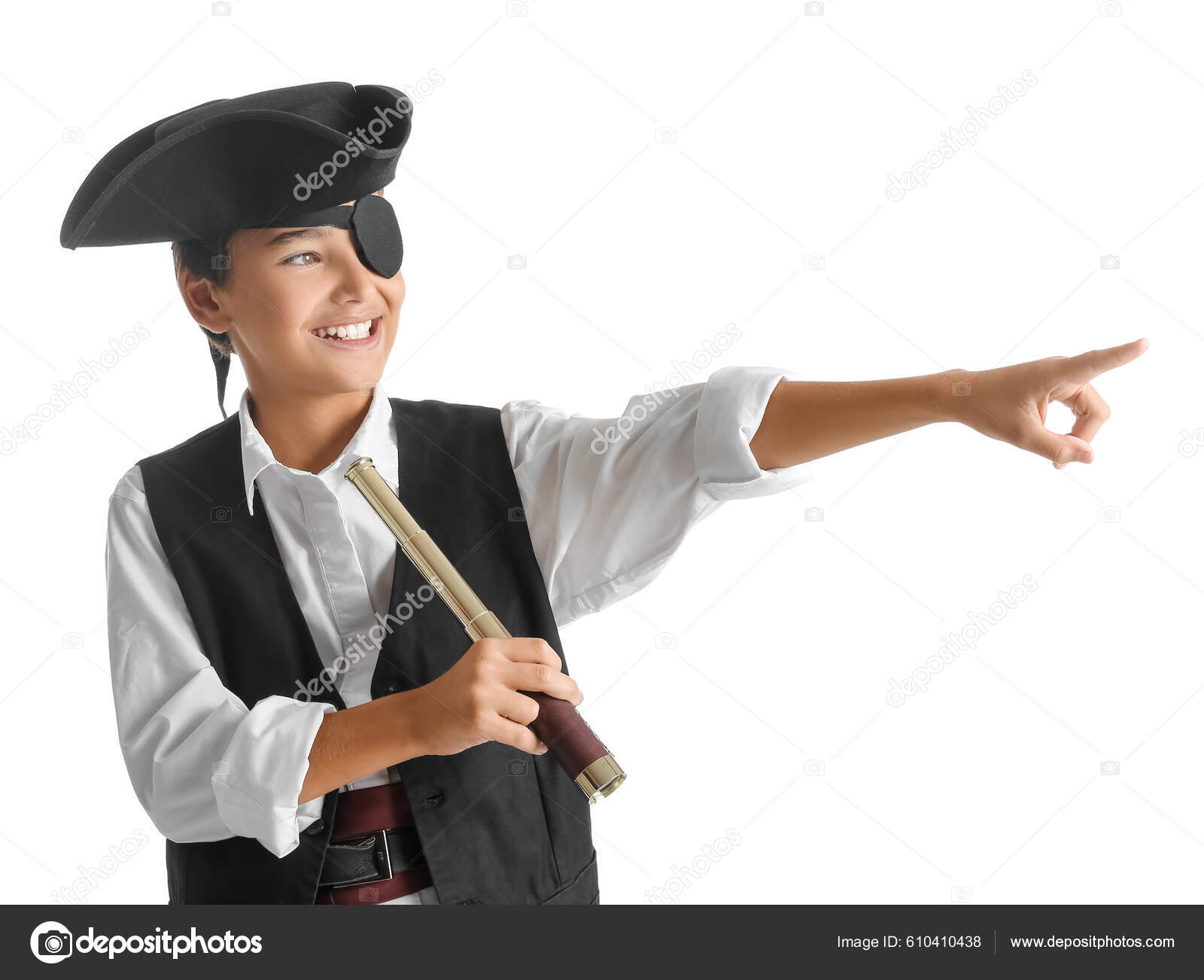 Niño Vestido Pirata Con Catalejo Apuntando Algo Sobre Fondo Blanco:  fotografía de stock © serezniy #610410438