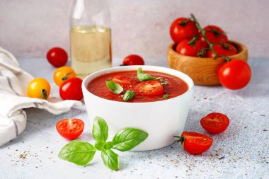 Arka planda leziz domates çorbası ile kase