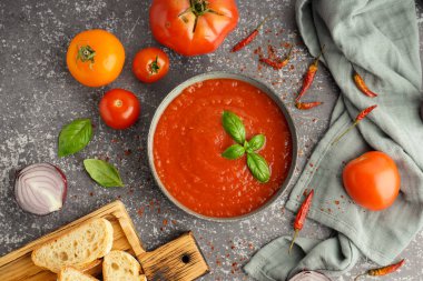 Arka planda leziz domates çorbası ile kase