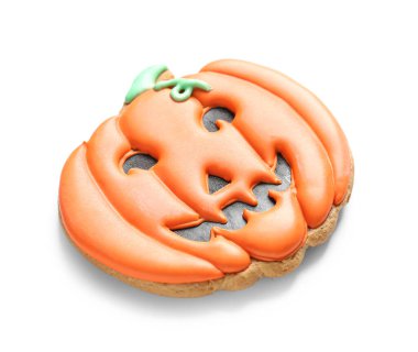 Beyaz arka planda Cadılar Bayramı balkabağı kurabiyesi