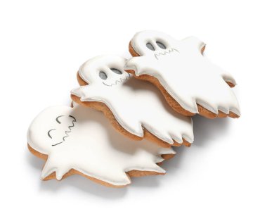 Beyaz arka planda Cadılar Bayramı hayalet kurabiyeleri