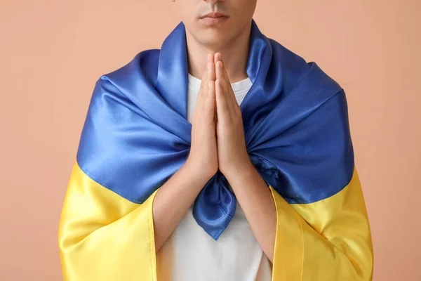 Молодий Чоловік Прапором України Молиться Бежевому Фоні Одягається — стокове фото