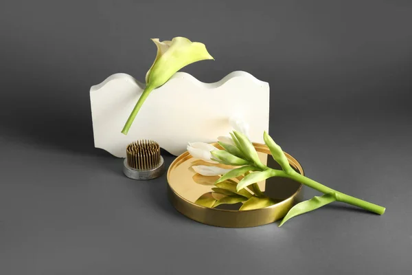 Tient Avec Des Fleurs Kenzan Pour Ikebana Sur Fond Sombre — Photo