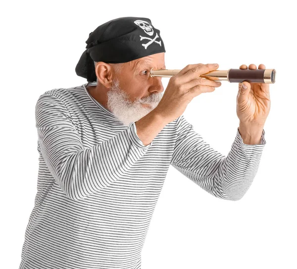 Gammal Skäggig Man Klädd Som Pirat Med Spyglass Vit Bakgrund — Stockfoto