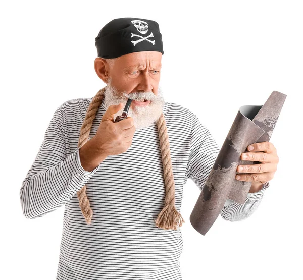 Ώριμος Γενειοφόρος Άνδρας Ντυμένος Πειρατής Πίπα Καπνίσματος Χάρτη Και Σχοινί — Φωτογραφία Αρχείου