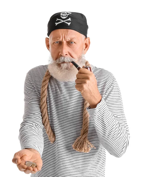 成熟した髭を生やした男は白い背景に喫煙パイプ コインやロープを身に着けています — ストック写真
