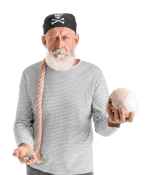 Älterer Bärtiger Mann Als Pirat Mit Münzen Gekleidet Menschlicher Schädel — Stockfoto