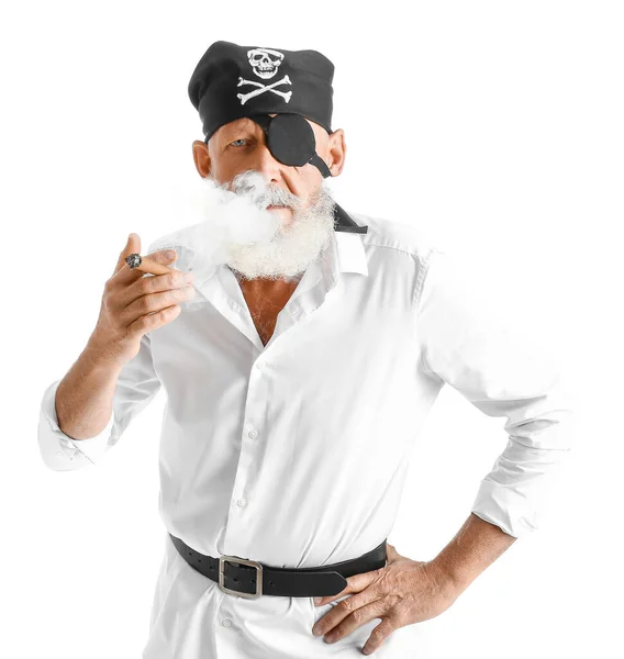 Mature Pirate Fumer Cigarette Sur Fond Blanc — Photo