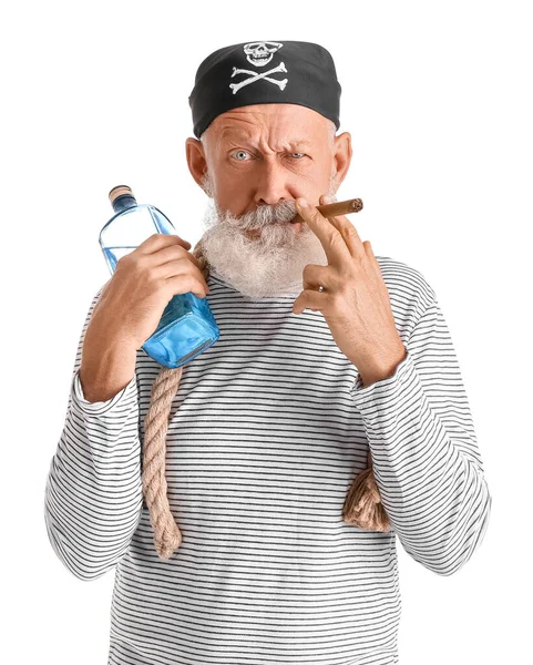 Reifer Pirat Mit Einer Flasche Rum Und Einer Rauchenden Zigarette — Stockfoto