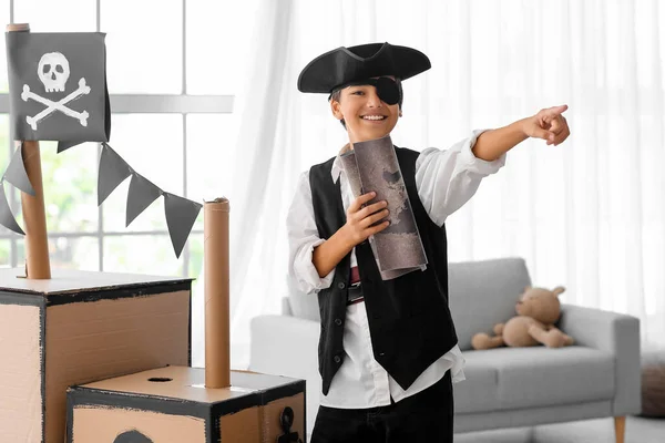 Liten Pojke Klädd Som Pirat Leker Med Karta Och Kartong — Stockfoto