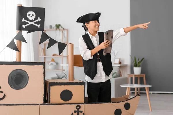 Liten Pojke Klädd Som Pirat Leker Med Karta Och Kartong — Stockfoto