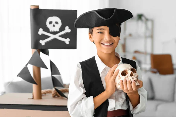 Niño Vestido Pirata Con Cráneo Humano Casa —  Fotos de Stock