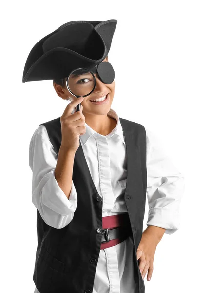 Niño Vestido Pirata Con Lupa Sobre Fondo Blanco — Foto de Stock