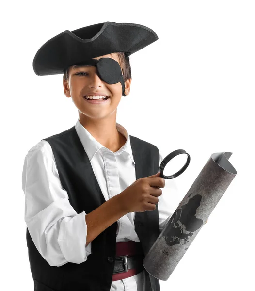 Kleine Jongen Verkleed Als Piraat Met Vergrootglas Kaart Witte Achtergrond — Stockfoto