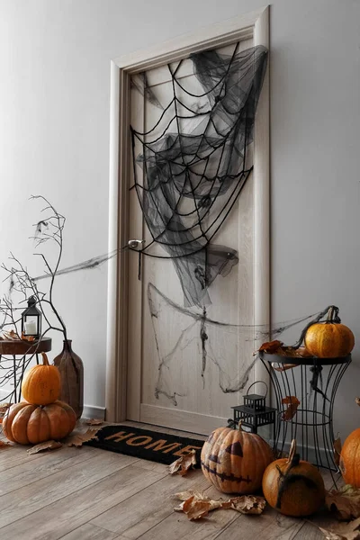 Intérieur Hall Lumineux Décoré Pour Halloween Avec Porte Tables — Photo