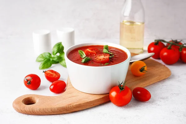 Wooden Board Bowl Delicious Tomato Soup Light Background — Stock Photo, Image