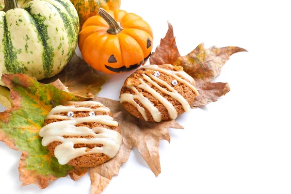 Halloween Mummy Cookies Fallen Leaves Pumpkins White Background Closeup — Stock Photo, Image